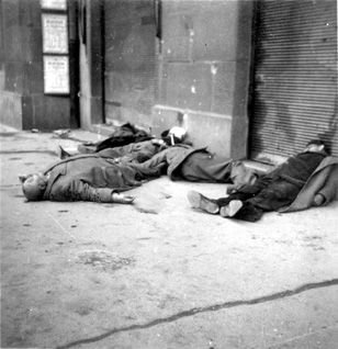 Civil holttestek az utcán (Forrás: Magyar Nemzeti Múzeum/96.140me1)
